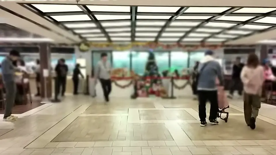 クリスマスの飾りが残るビュッフェレストランの入口