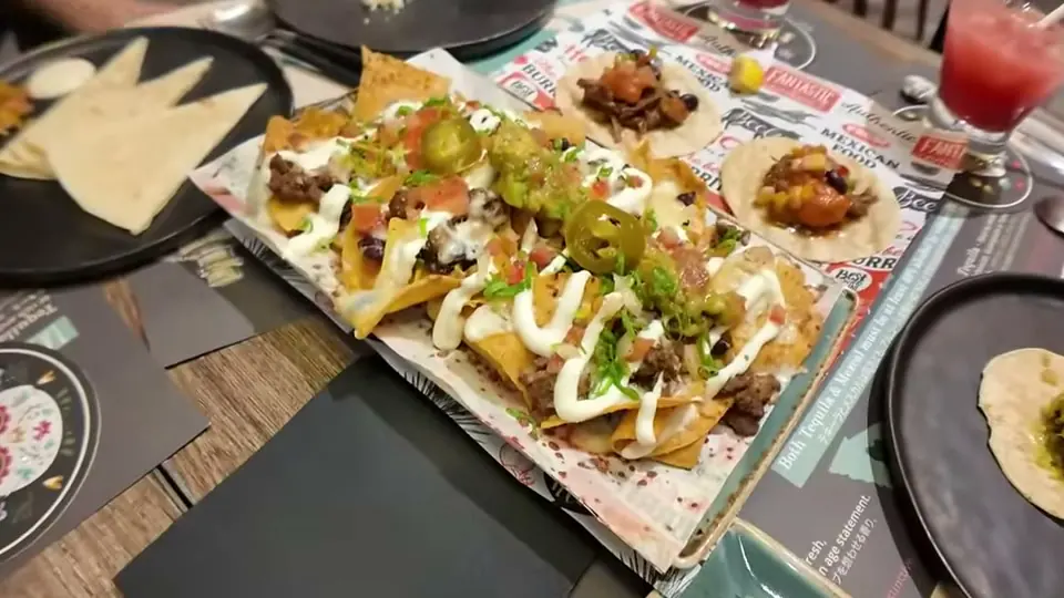 メキシカン料理のナチョスとタコスの盛り合わせ