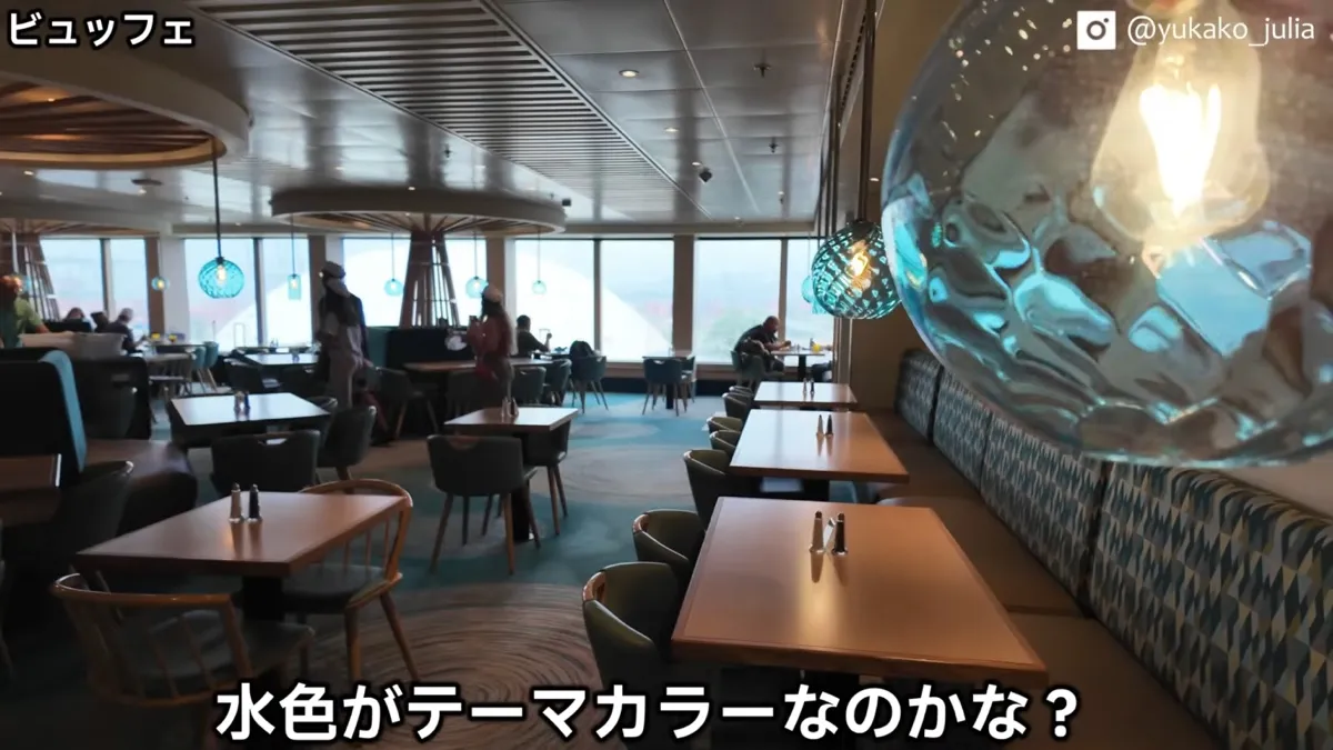 水色が基調のビュッフェ会場