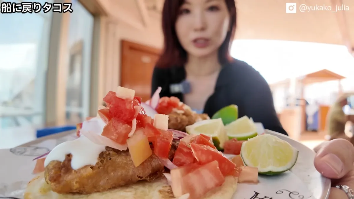 船に戻って食べたフィッシュタコス