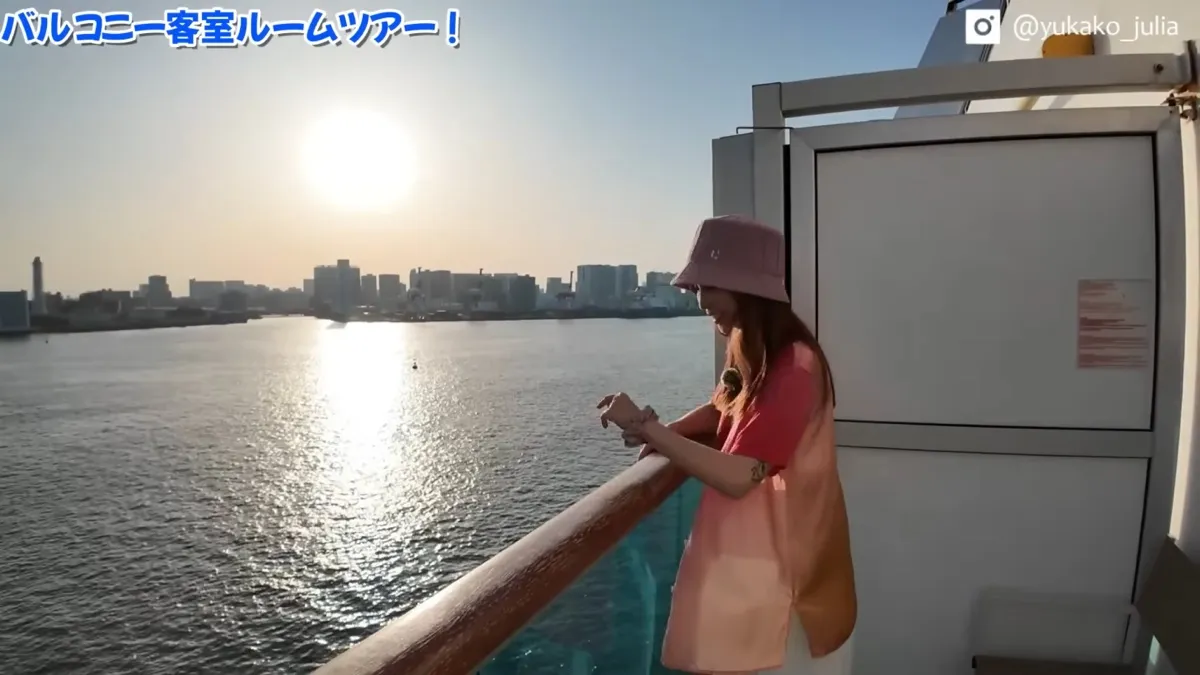 バルコニー客室のバルコニーから見た夕方の港