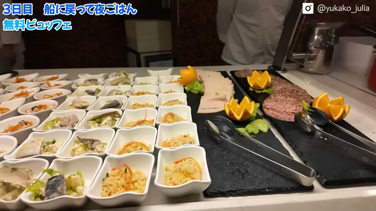無料のビュッフェに並ぶ料理