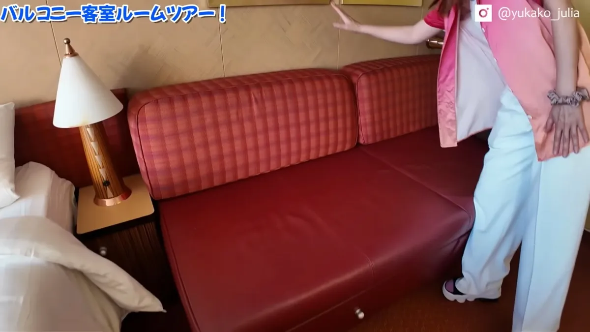 バルコニー客室の赤いソファー