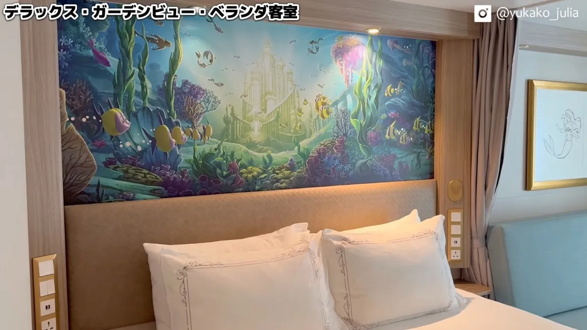 ガーデンビュー・ベランダ客室。ベッドの壁にリトルマーメイドの絵