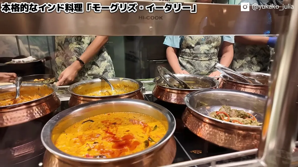 インド料理『モーグリズ・イータリー』に並ぶカレー