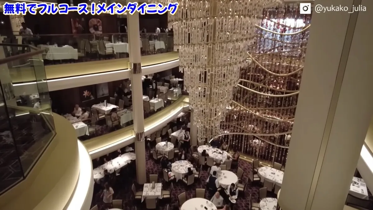 追加料金なしで3コースを食べられるメインダイニング。吹き抜けとシャンデリア