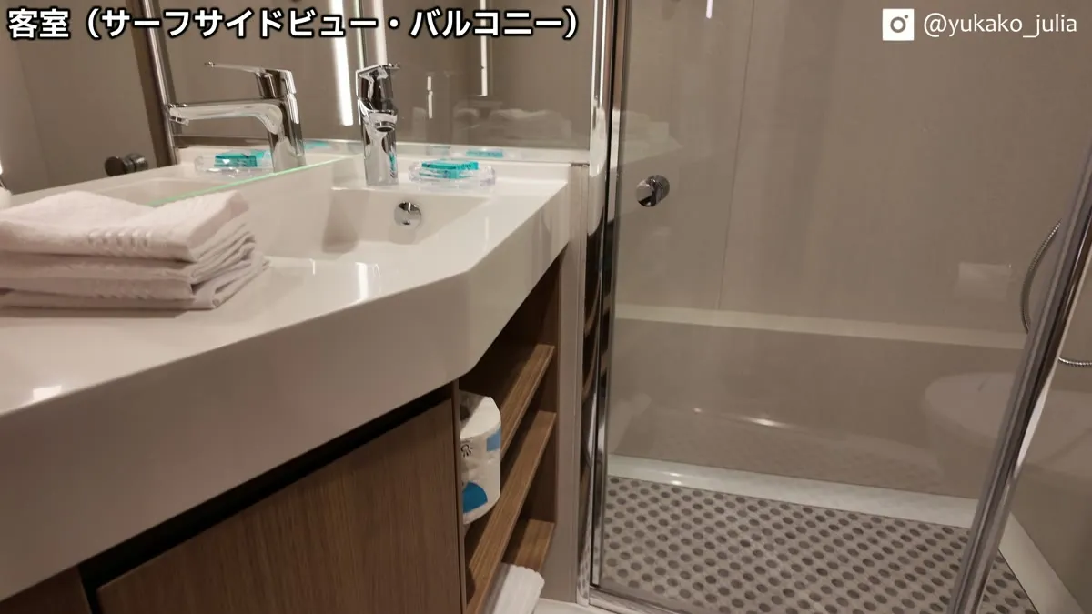 バルコニー客室のバスルーム。洗面台と奥行きのあるシャワールーム