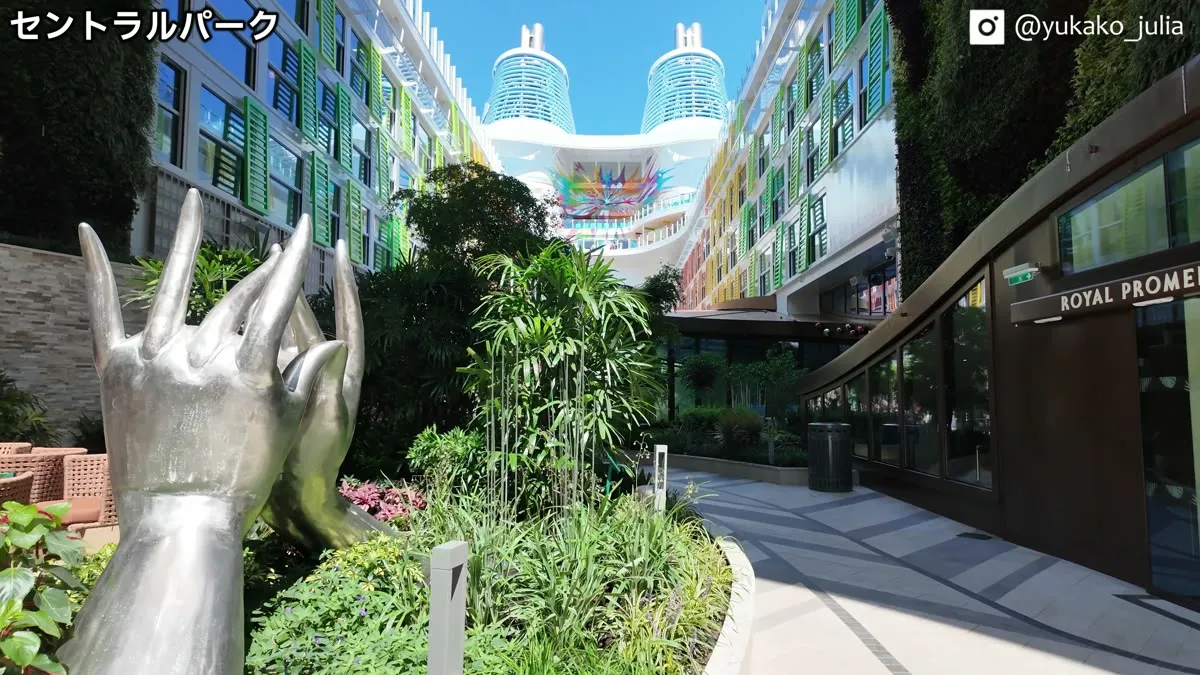 本物の植物が3万株植えられたセントラルパーク。銀色の手のオブジェと緑の小道