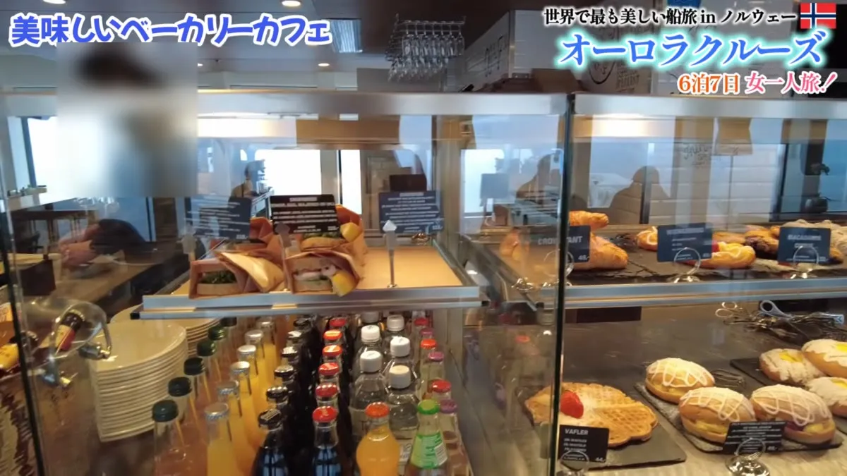 船内のベーカリーカフェに並ぶパンとワッフル