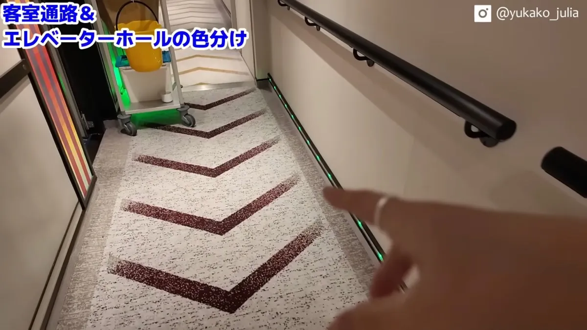 客室通路の床に描かれた矢印。エレベーターホールの方向を示している