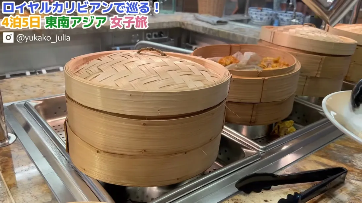 ビュッフェに並ぶ点心のせいろ