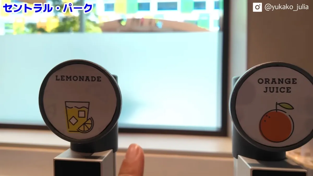 無料のドリンクステーション。レモネードとオレンジジュース