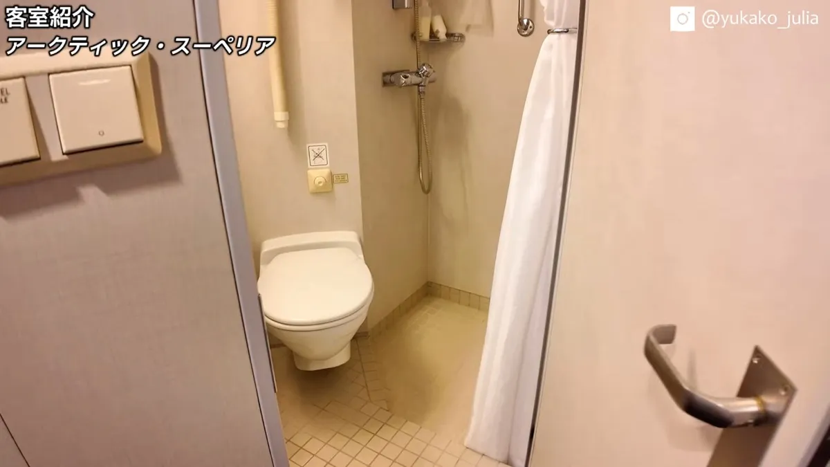 アークティック・スーペリアのバスルーム。トイレとシャワー