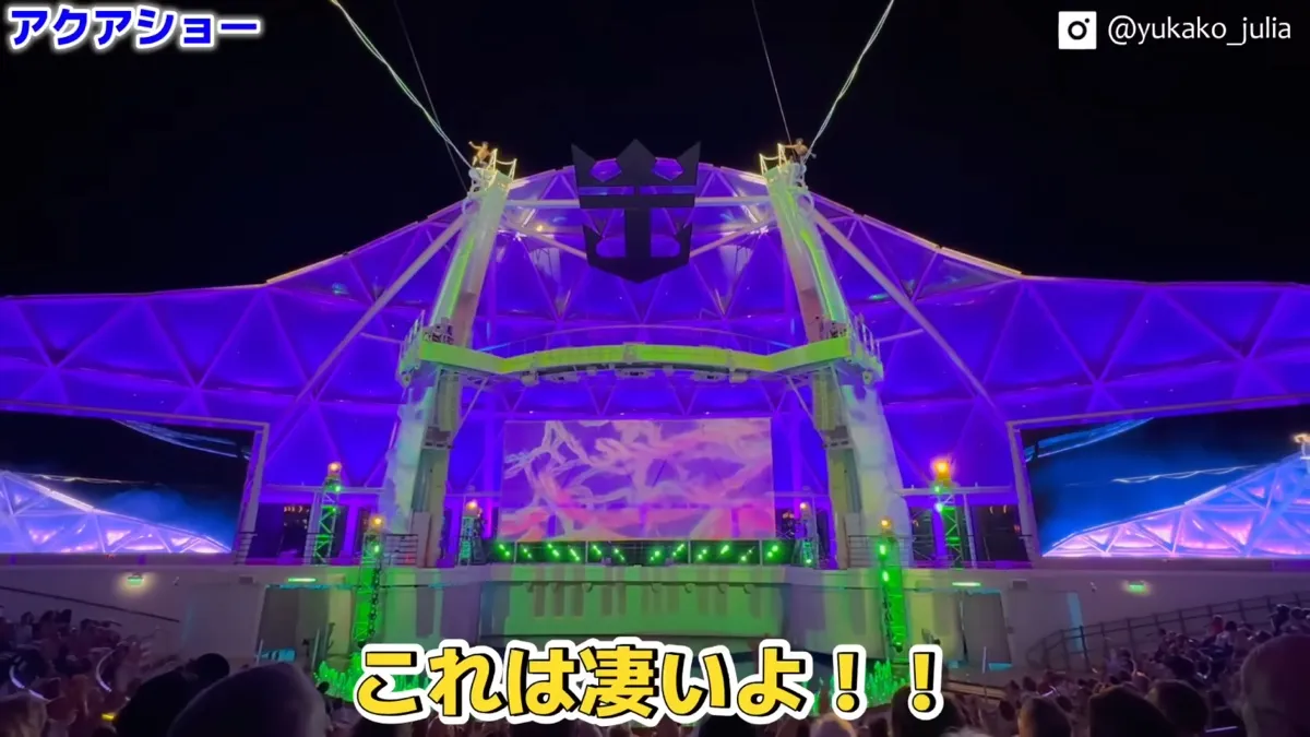 夜のアクアシアターで行われるアクアショー